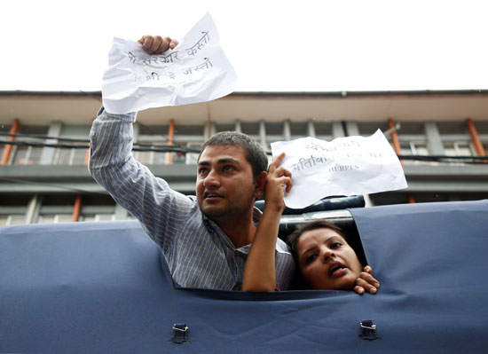 جانب من القبض على متظاهرين فى نيبال 