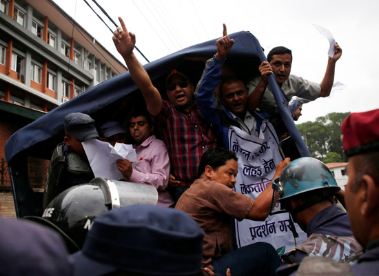 القبض على متظاهرين فى نيبال 