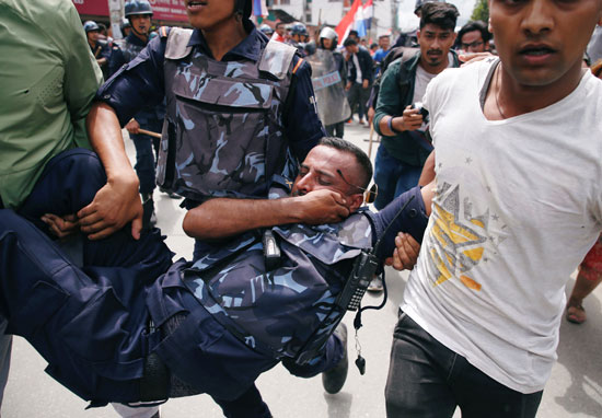 إصابة شرطى فى نيبال 
