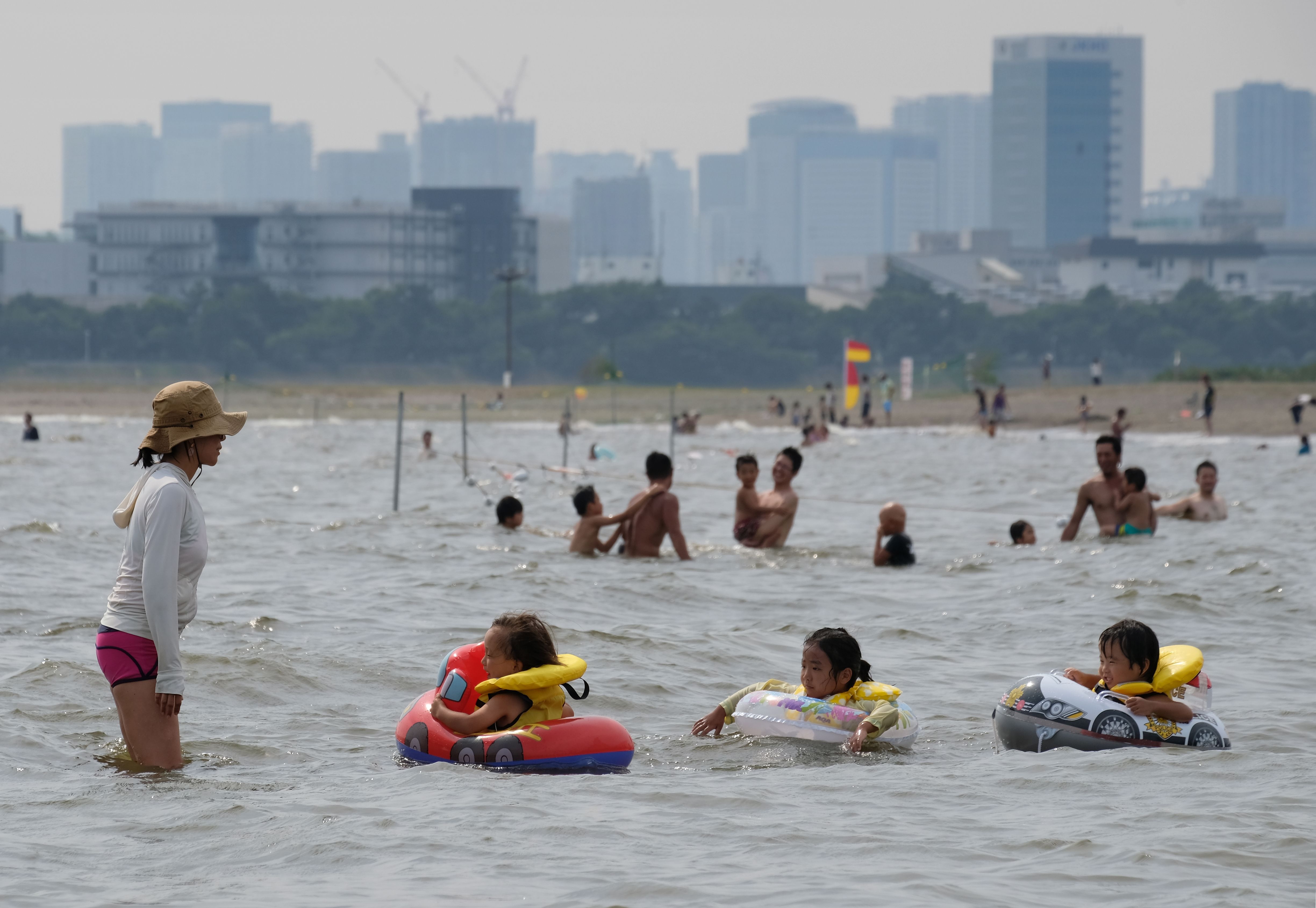هروب اليابانيون إلى شواطئ العاصمة طوكيو بسبب موجة الحر