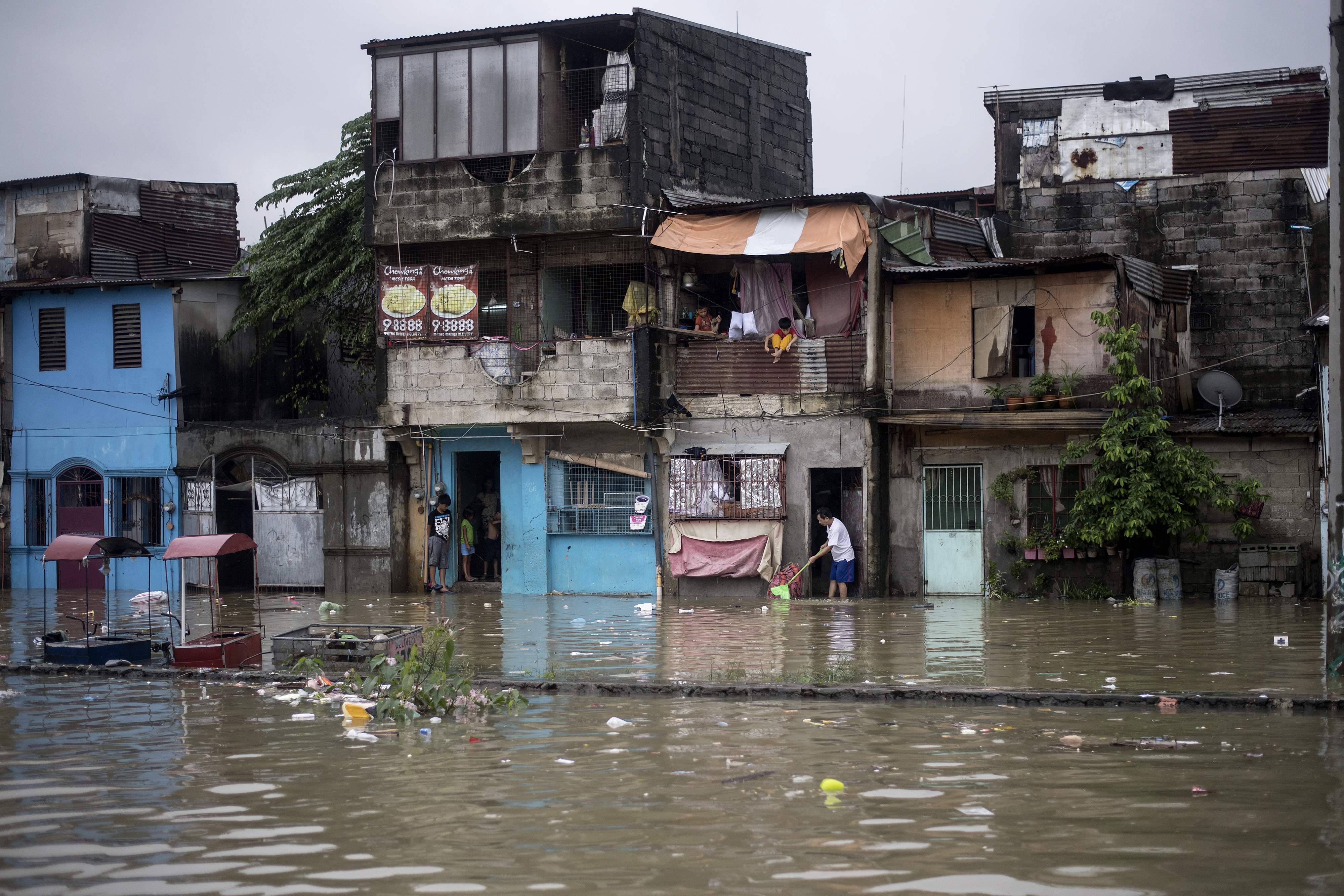 شوارع الفلبين تغرق فى مياه الفيضانات