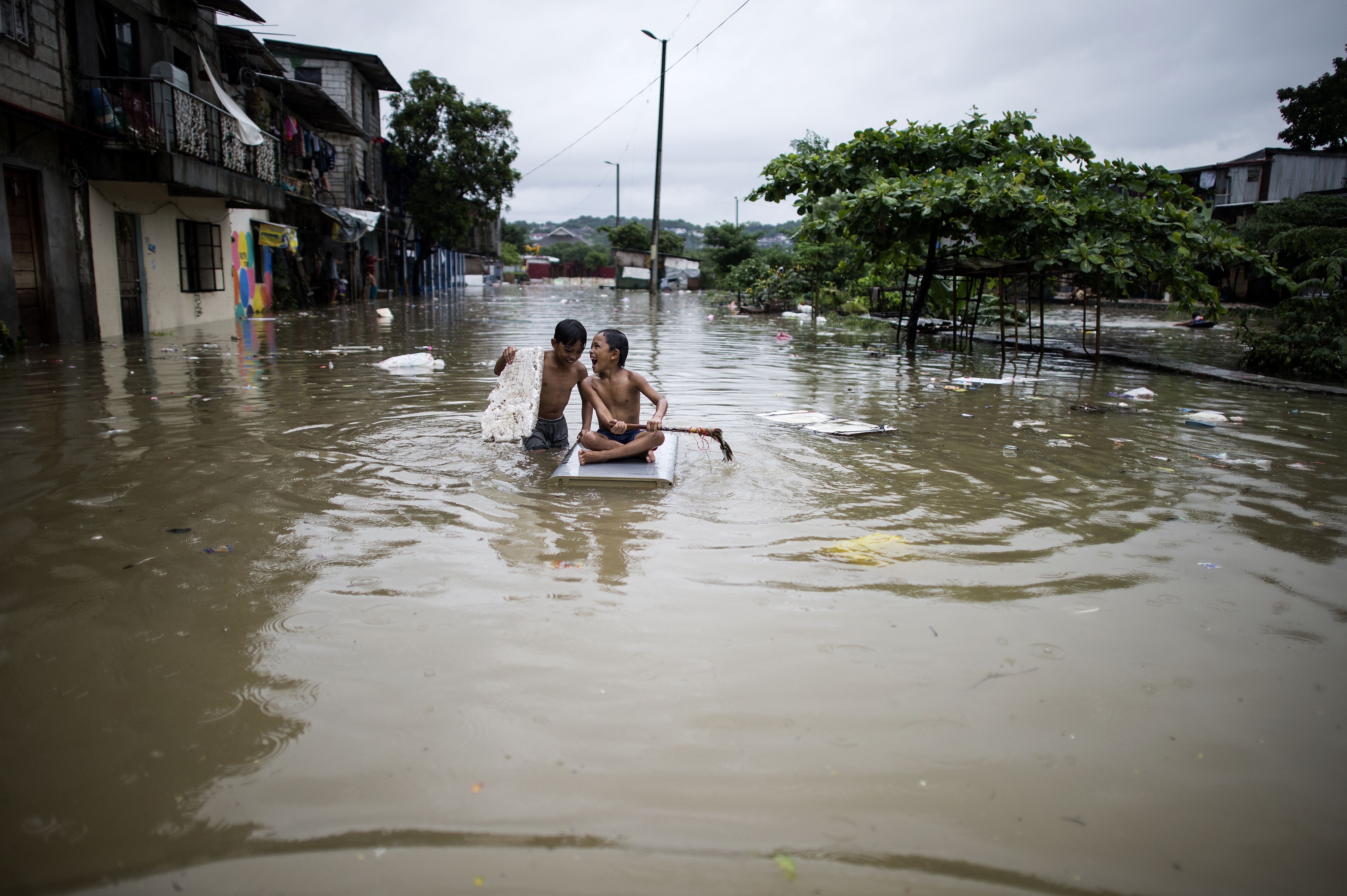 هروب السكان من الفيضانات