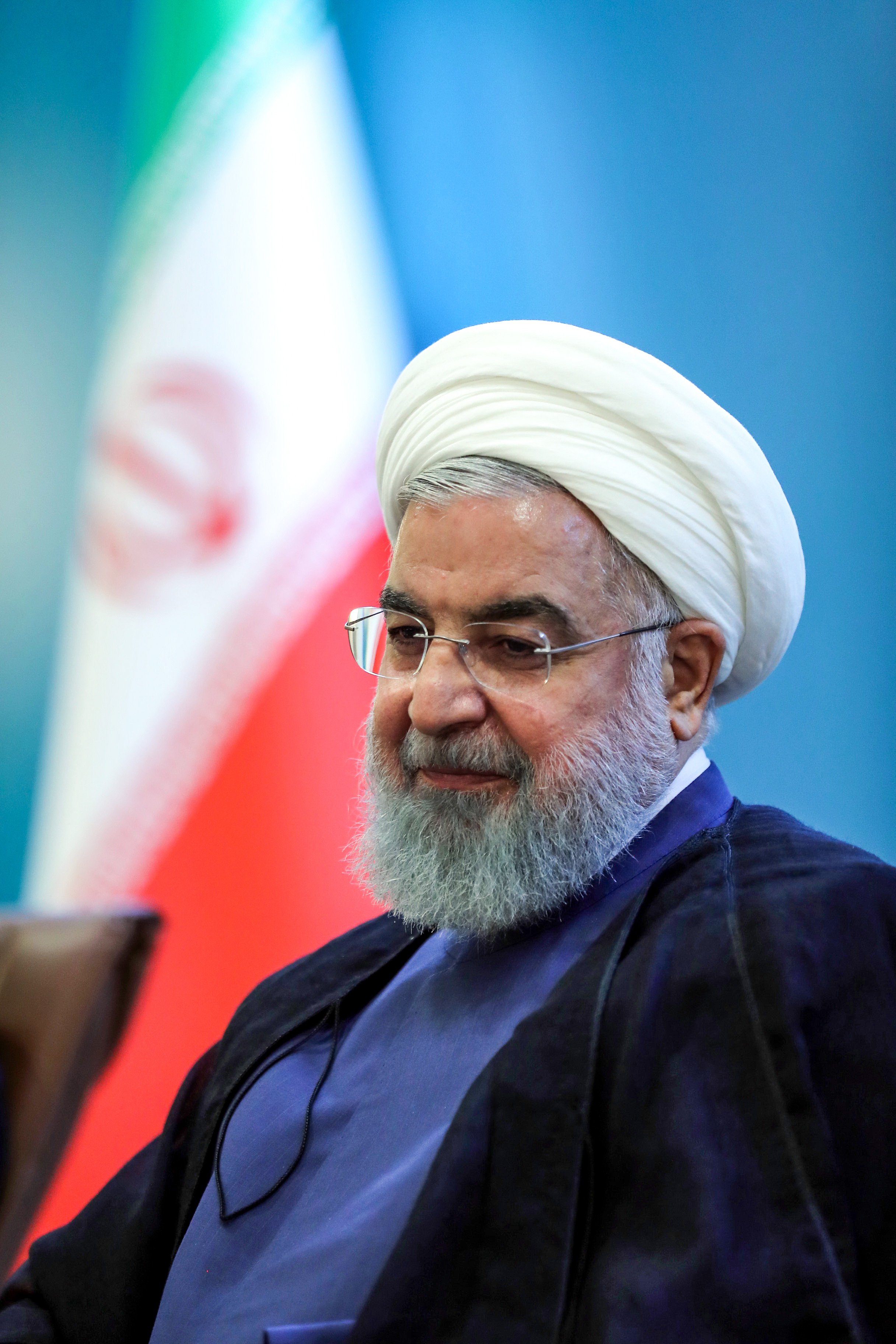روحانى أمام حشد من الدبلوماسيين الإيرانيين