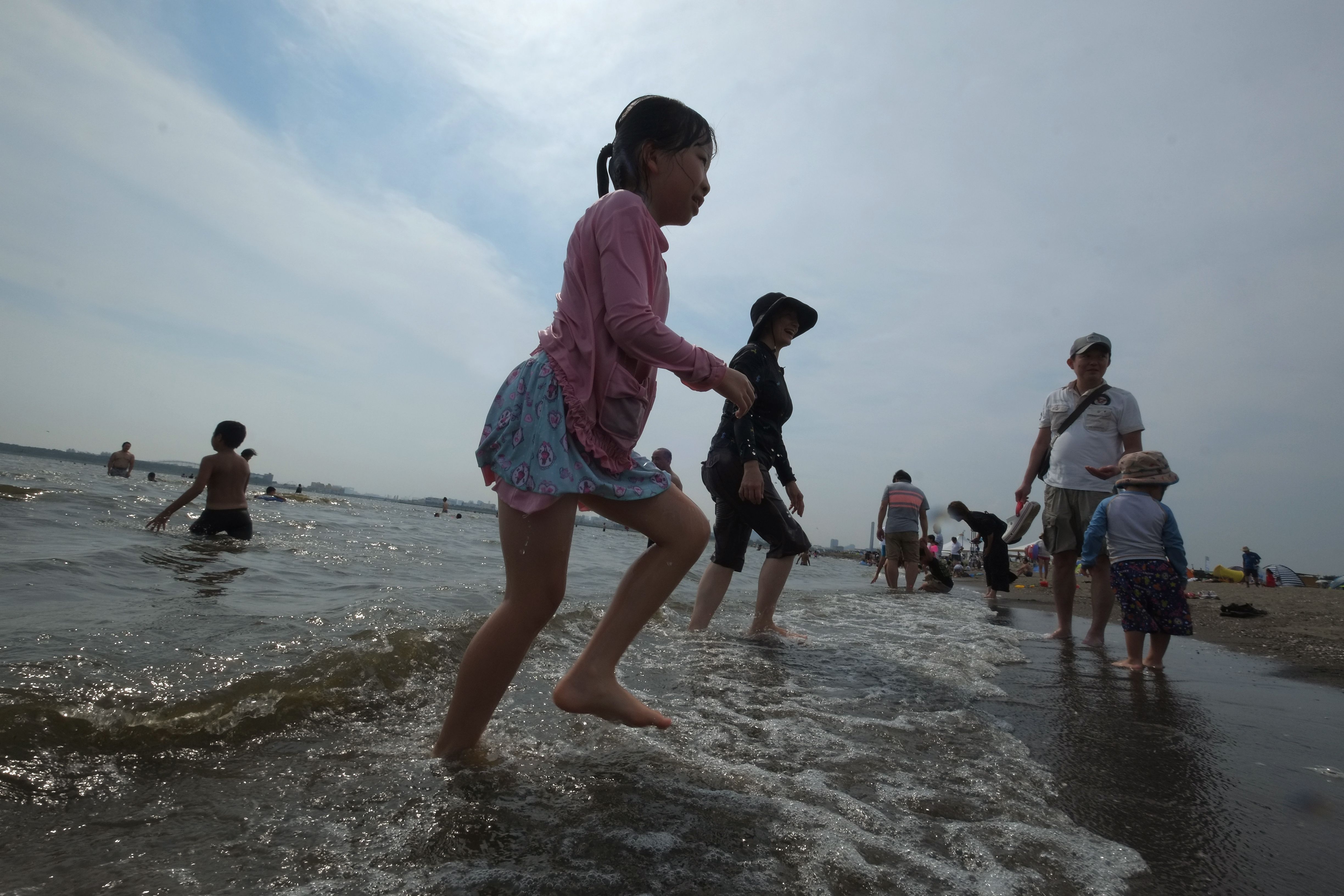 أطفال اليابانيون يهربون من حرارة الشمس إلى الشواطئ