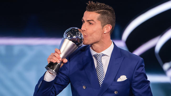 رونالدو مع جائزة أفضل لاعب فى العالم