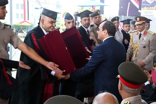 السيسى فى حفل تخرج طلبه الكليات والمعاهد العسكريه (8)