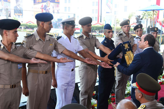 السيسى فى حفل تخرج طلبه الكليات والمعاهد العسكريه (7)