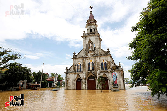 كنيسة كاثوليكية مغمورة بالمياه