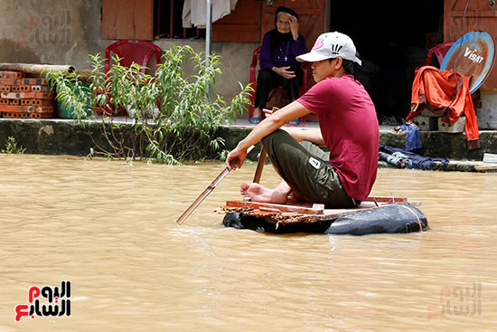 شخص وسط مياه الفيضانات