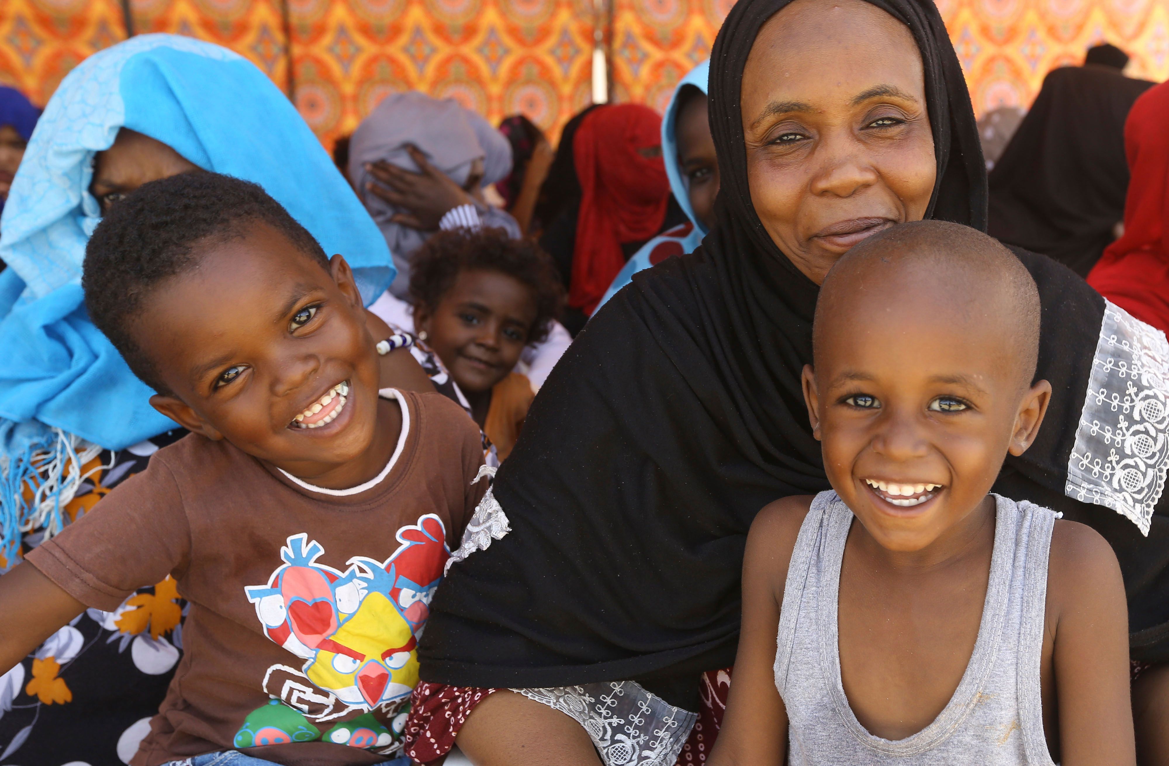 ابتسامة الاطفال فى مركز اللاجئين