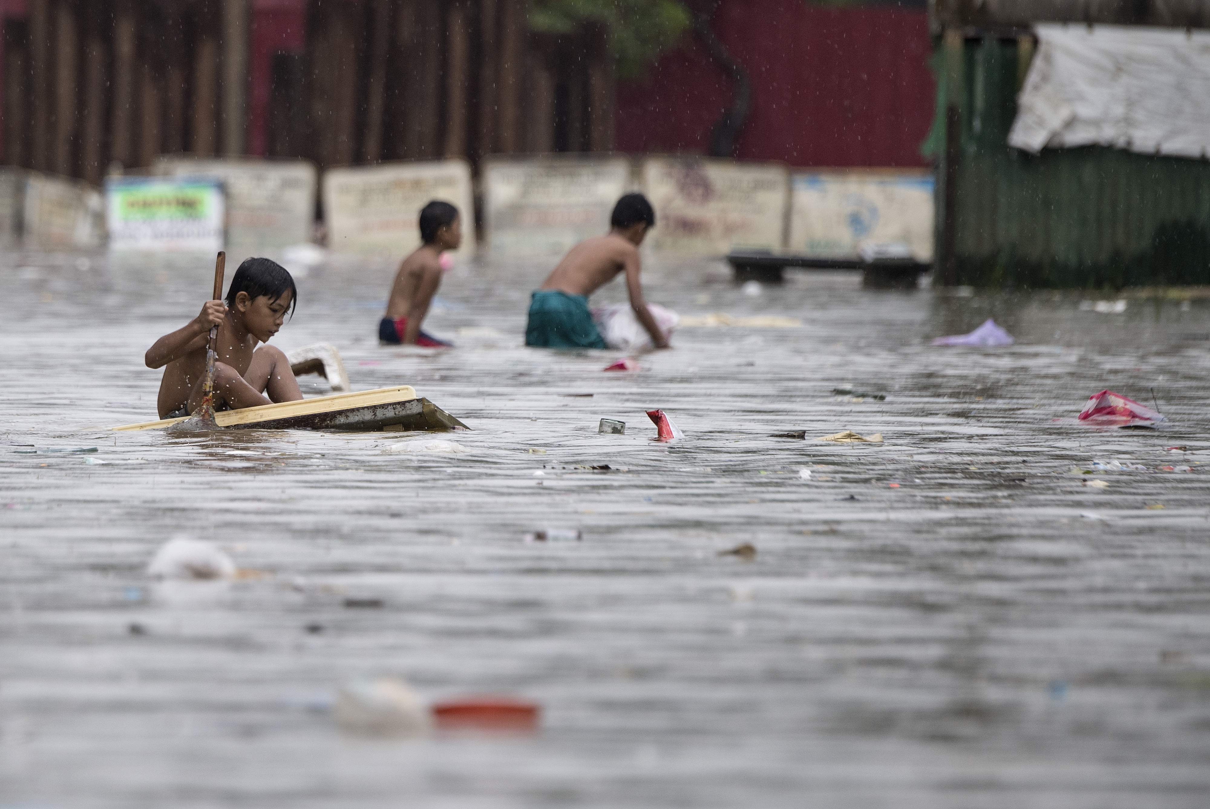 أطفال وسط الفيضانات