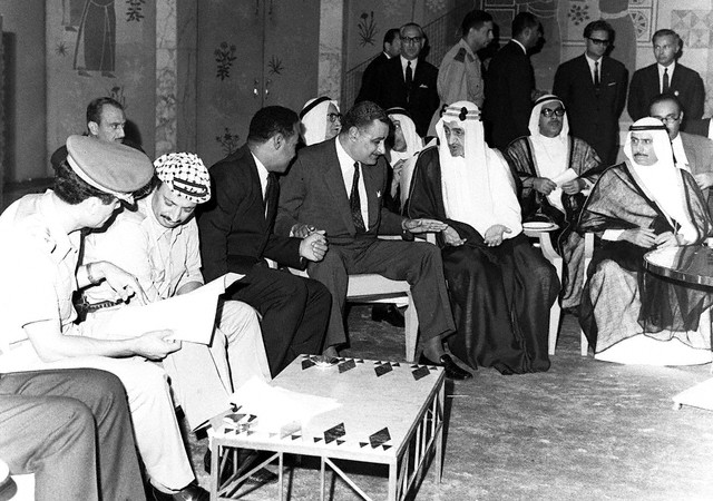 مع الزعماء العرب بعد اعلان منظمة التحرير الفلسطينية
