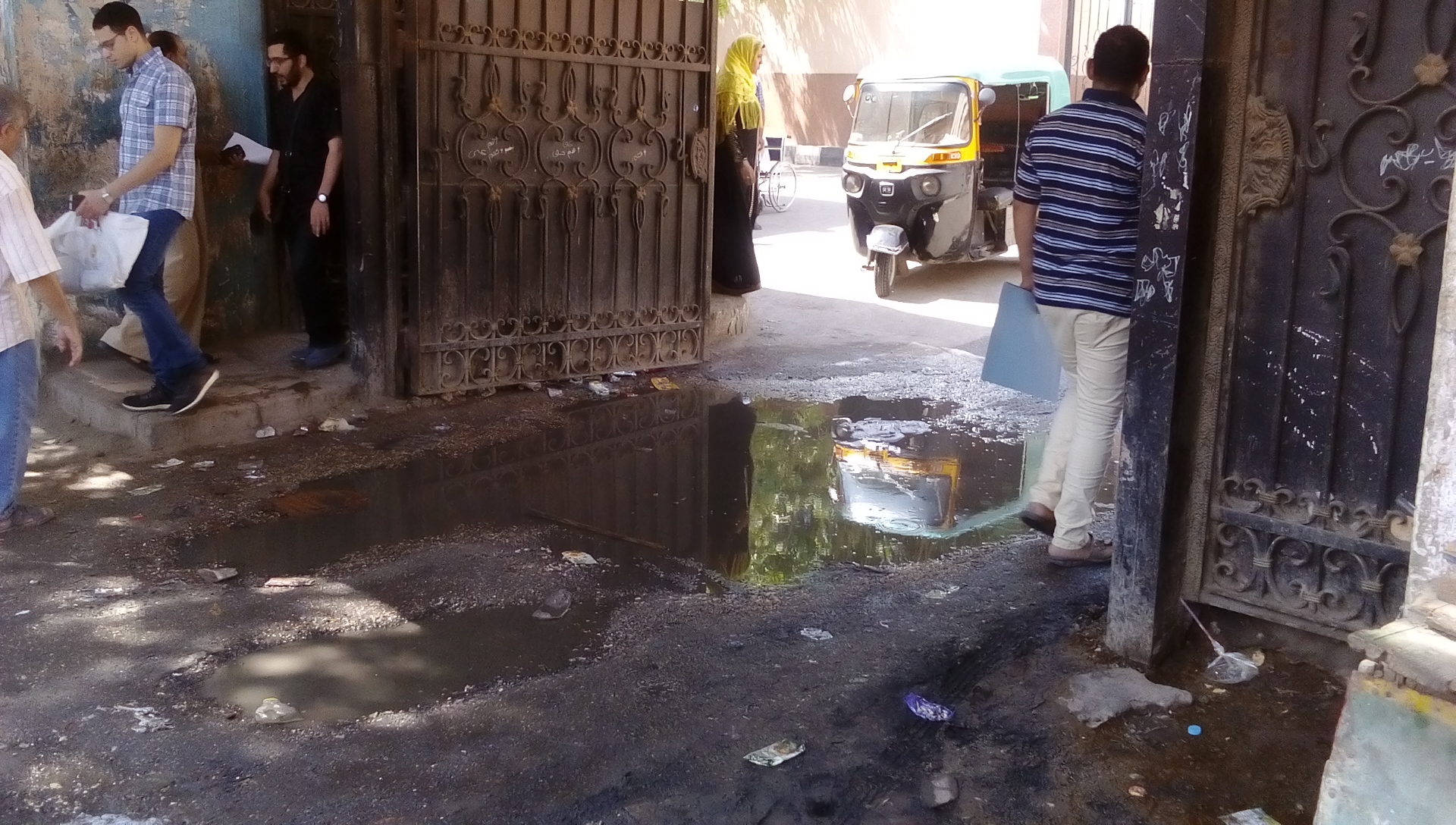 مياه الصرف الصحى والقمامة والتوك توك يحاصرون مستشفى المطرية (8)