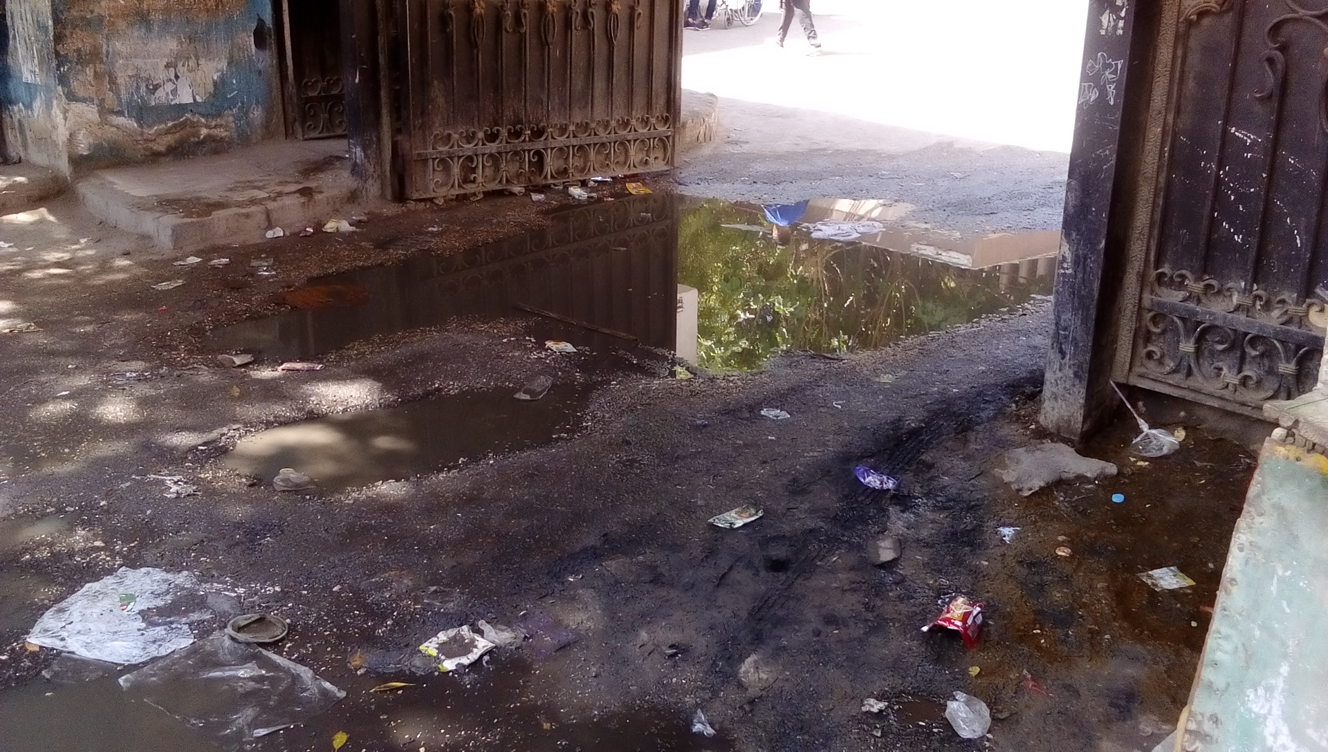 مياه الصرف الصحى والقمامة والتوك توك يحاصرون مستشفى المطرية (3)