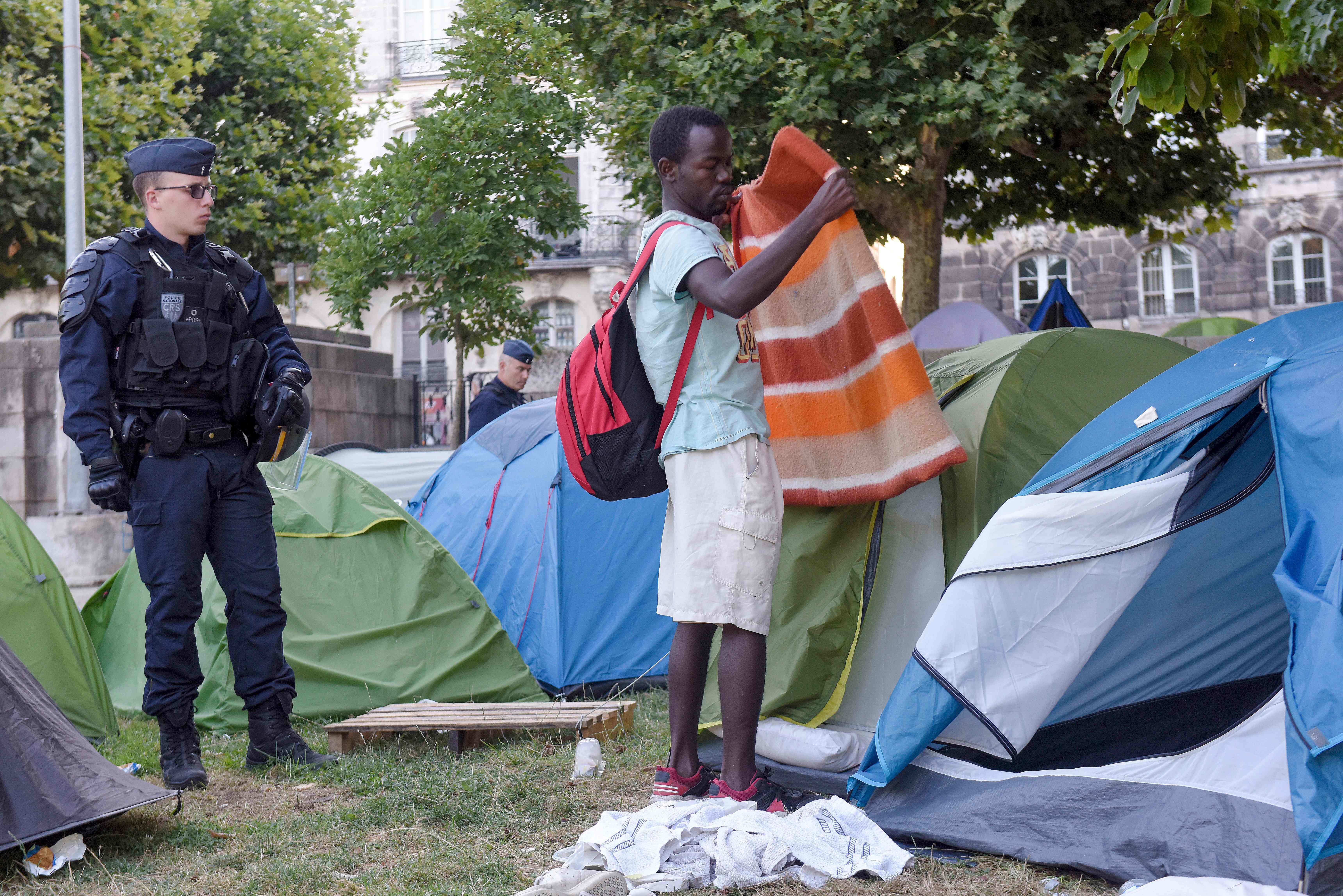 إخلاء مخيم للمهاجرين فى فرنسا يضم أكثر من 450 شخصا