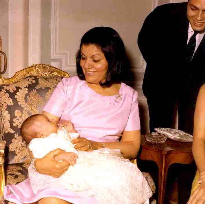 السيدة تحية عبد الناصر مع أول حفيد للزعيم الراحل