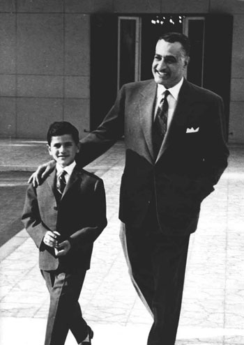 صور نادرة للزعيم جمال عبد الناصر مع عائلته  28916-جمال-عبد-الناصر--(13)