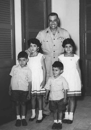 صور نادرة للزعيم جمال عبد الناصر مع عائلته  32167-جمال-عبد-الناصر--(4)