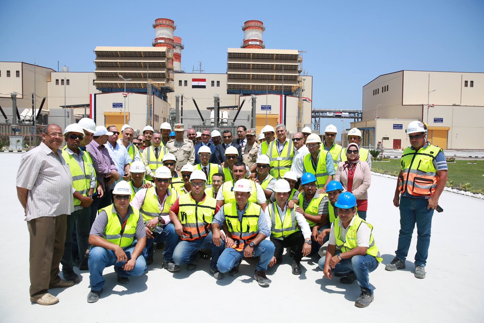  محافظ كفر الشيخ مع المهندسين والفنيين بالمحطة