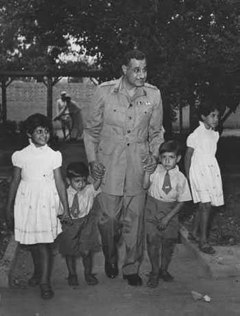 صور نادرة للزعيم جمال عبد الناصر مع عائلته  33224-جمال-عبد-الناصر--(5)