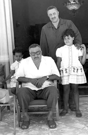 صور نادرة للزعيم جمال عبد الناصر مع عائلته  36722-جمال-عبد-الناصر--(27)