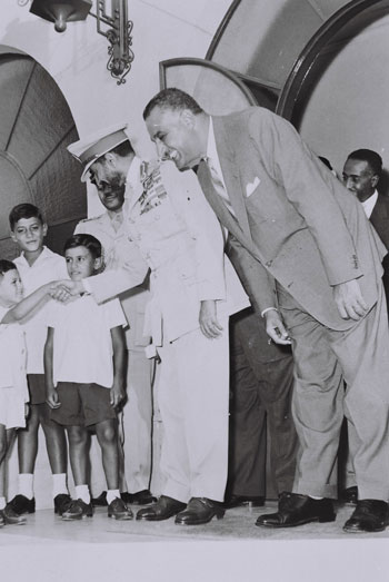 صور نادرة للزعيم جمال عبد الناصر مع عائلته  37867-جمال-عبد-الناصر--(76)