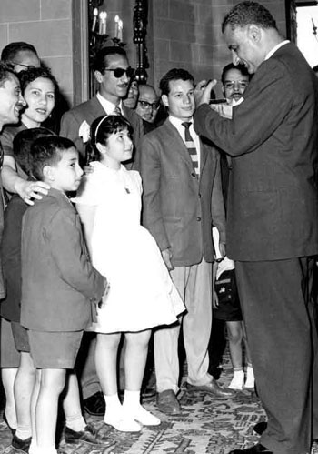 صور نادرة للزعيم جمال عبد الناصر مع عائلته  43617-جمال-عبد-الناصر--(34)