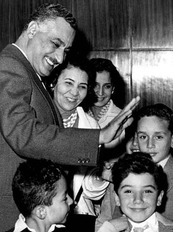 صور نادرة للزعيم جمال عبد الناصر مع عائلته  43977-جمال-عبد-الناصر--(33)