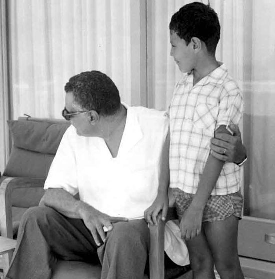 صور نادرة للزعيم جمال عبد الناصر مع عائلته  46059-جمال-عبد-الناصر--(28)