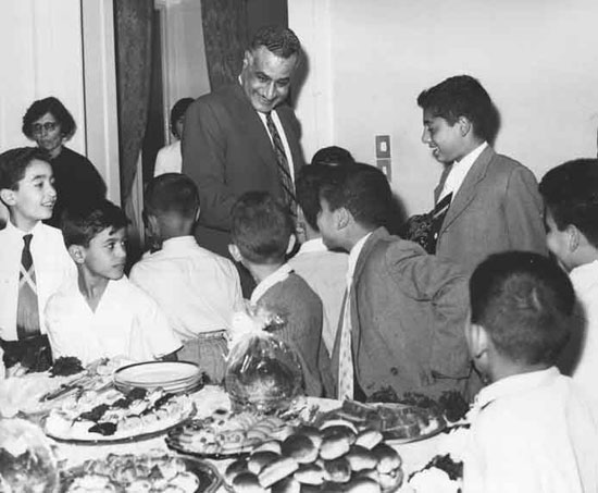 صور نادرة للزعيم جمال عبد الناصر مع عائلته  49558-جمال-عبد-الناصر--(2)