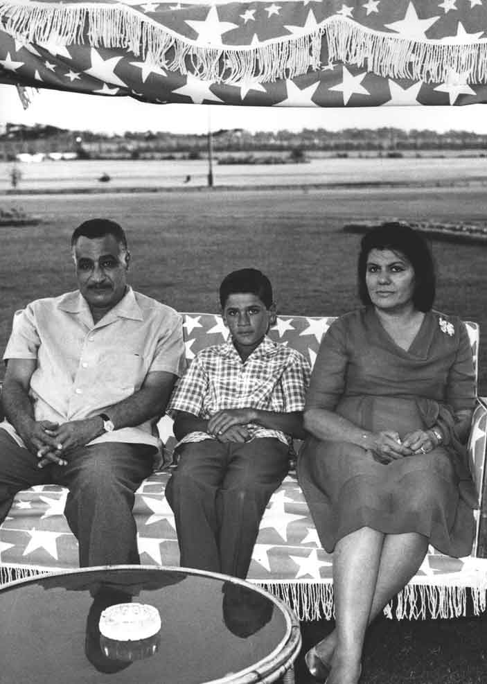 صورة تجمع جمال عبد الناصر وزوجته وابنه