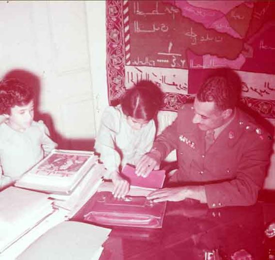 صور نادرة للزعيم جمال عبد الناصر مع عائلته  53326-جمال-عبد-الناصر--(14)