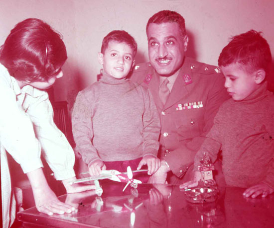 صور نادرة للزعيم جمال عبد الناصر مع عائلته  55204-جمال-عبد-الناصر--(15)