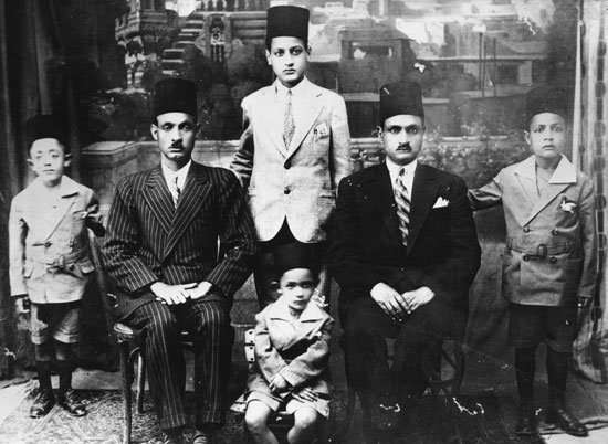 صور نادرة للزعيم جمال عبد الناصر مع عائلته  58496-جمال-عبد-الناصر--(80)