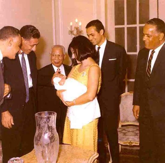 صور نادرة للزعيم جمال عبد الناصر مع عائلته  59877-جمال-عبد-الناصر--(52)