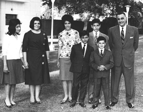 صور نادرة للزعيم جمال عبد الناصر مع عائلته  60074-جمال-عبد-الناصر--(6)