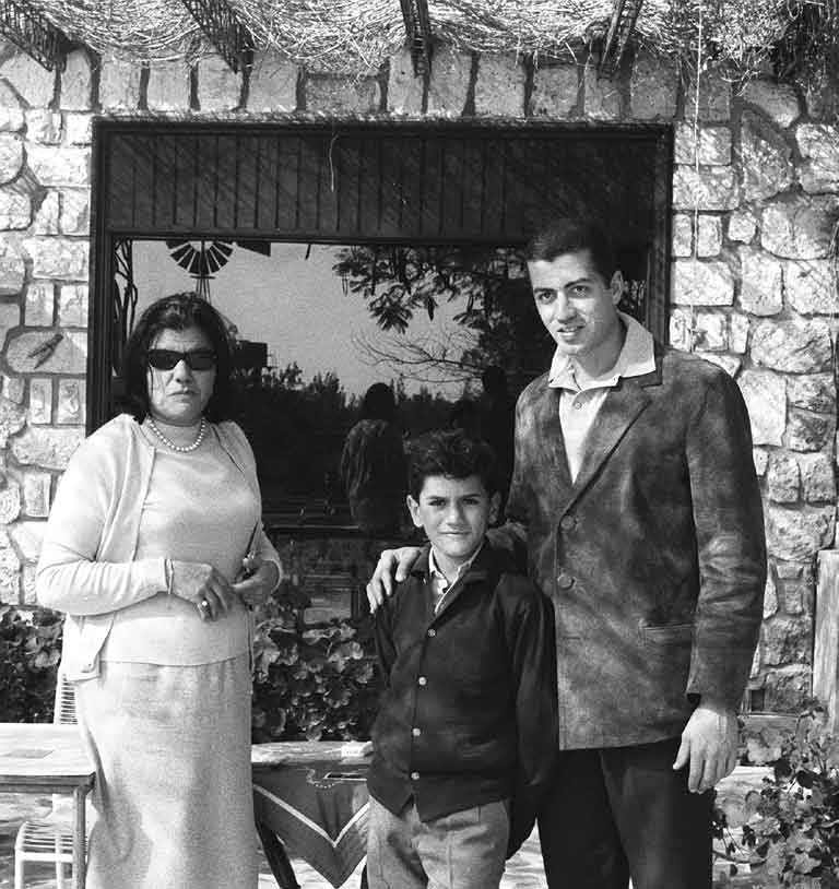 السيدة تحية عبد الناصر مع ابنها وأخيها