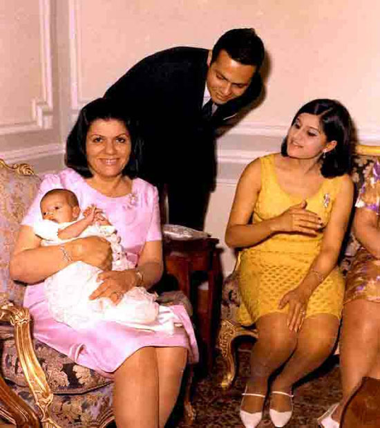 صور نادرة للزعيم جمال عبد الناصر مع عائلته  79517-جمال-عبد-الناصر--(7)