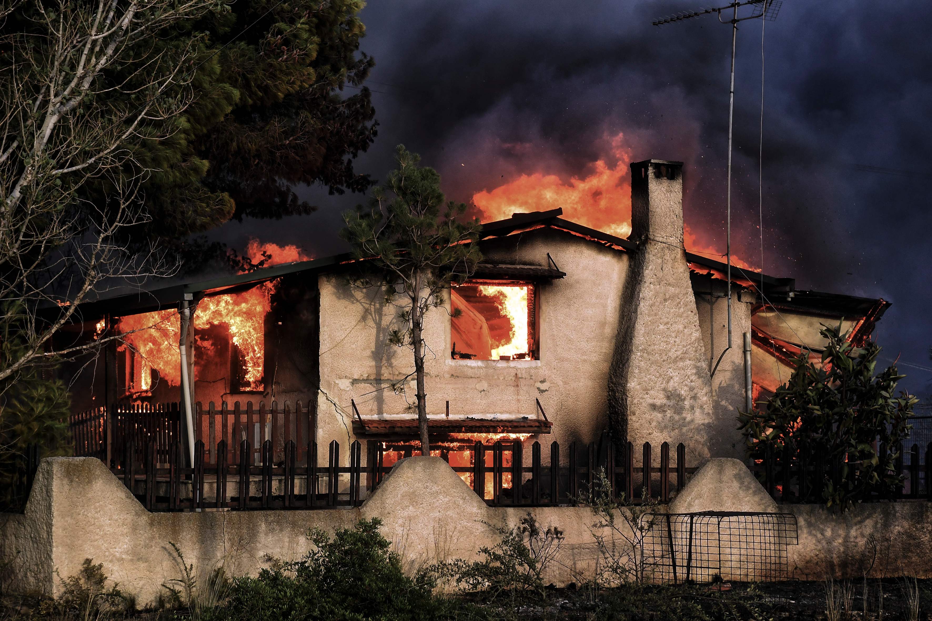 بيوت محترقة