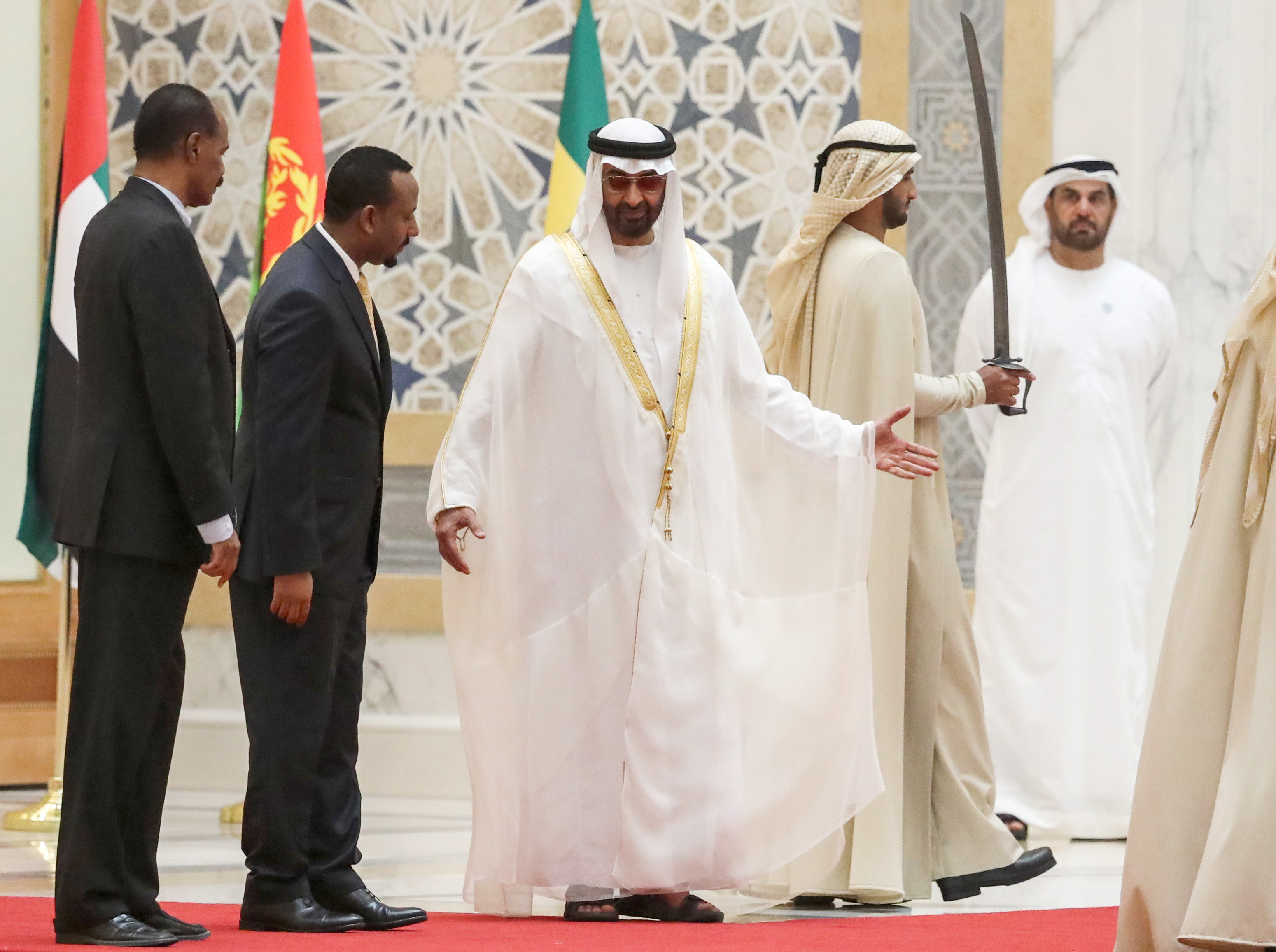 الشيخ محمد بن زايد يرحب برئيس وزراء أثيوبيا ورئيس أريتريا