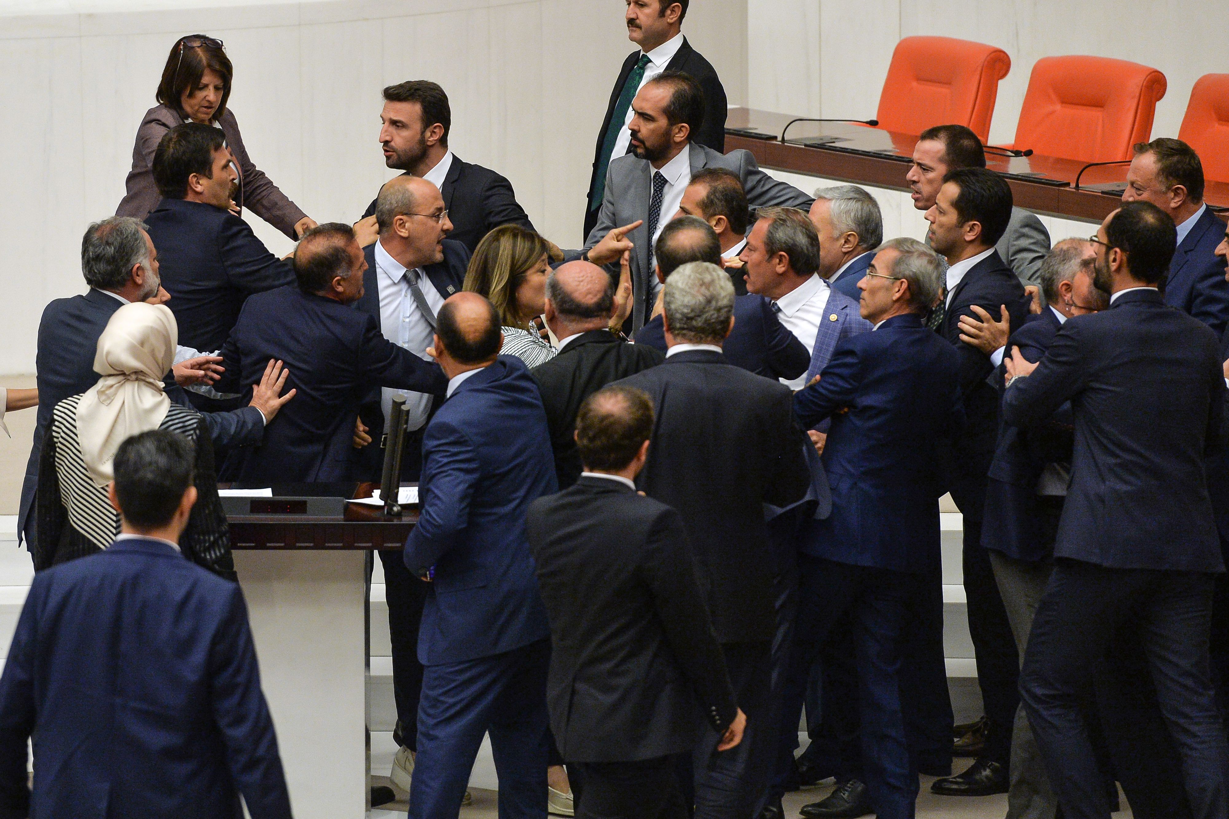 مشاجرات نواب أردوغان مع نائب المعارضة 