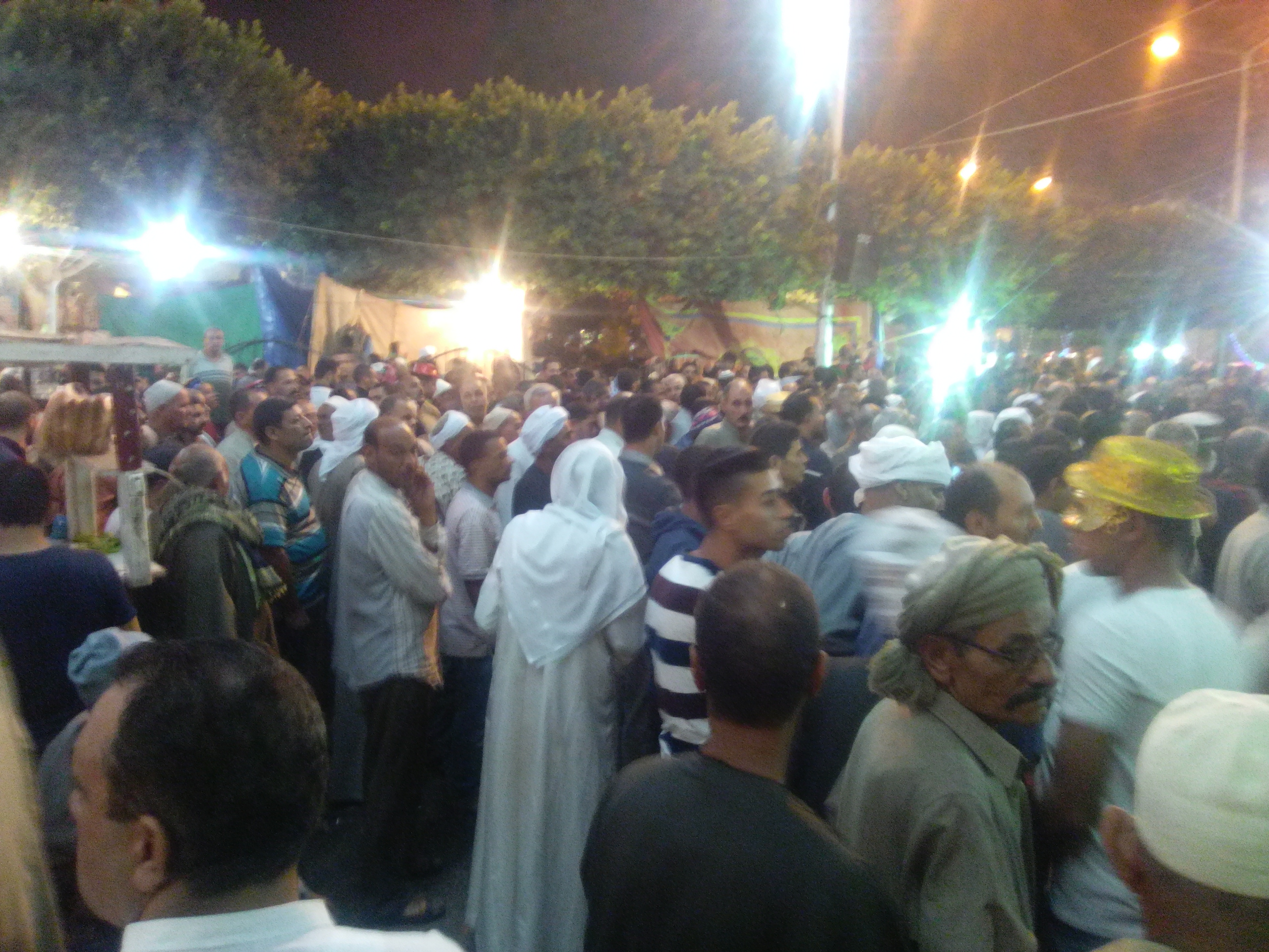 7-آلاف المريدين حول حلقات الذكر  أمام مسجد العارف بالله الدسوقي