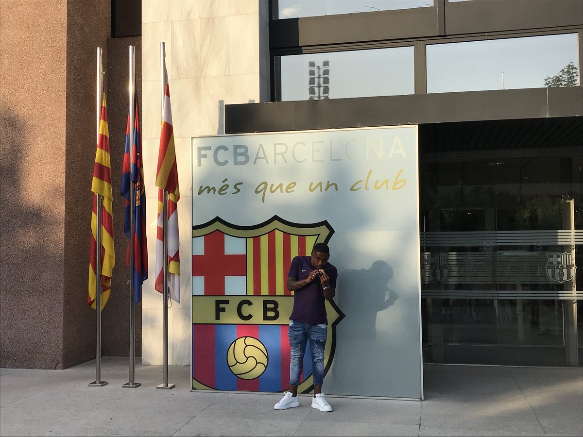 مالكوم يقبل شعار برشلونة