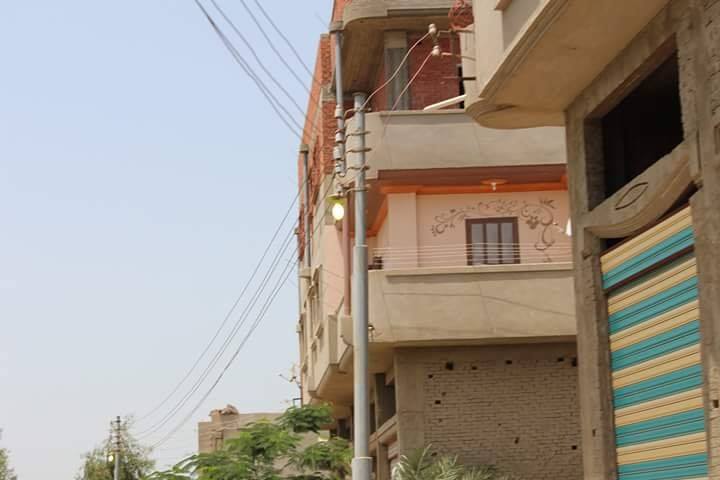 اعمدة انارة مضاءة بالنهار