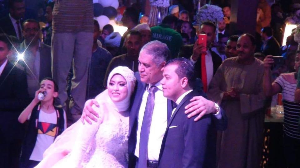 اللواء خالد الشاذلي يتوسط العروسين