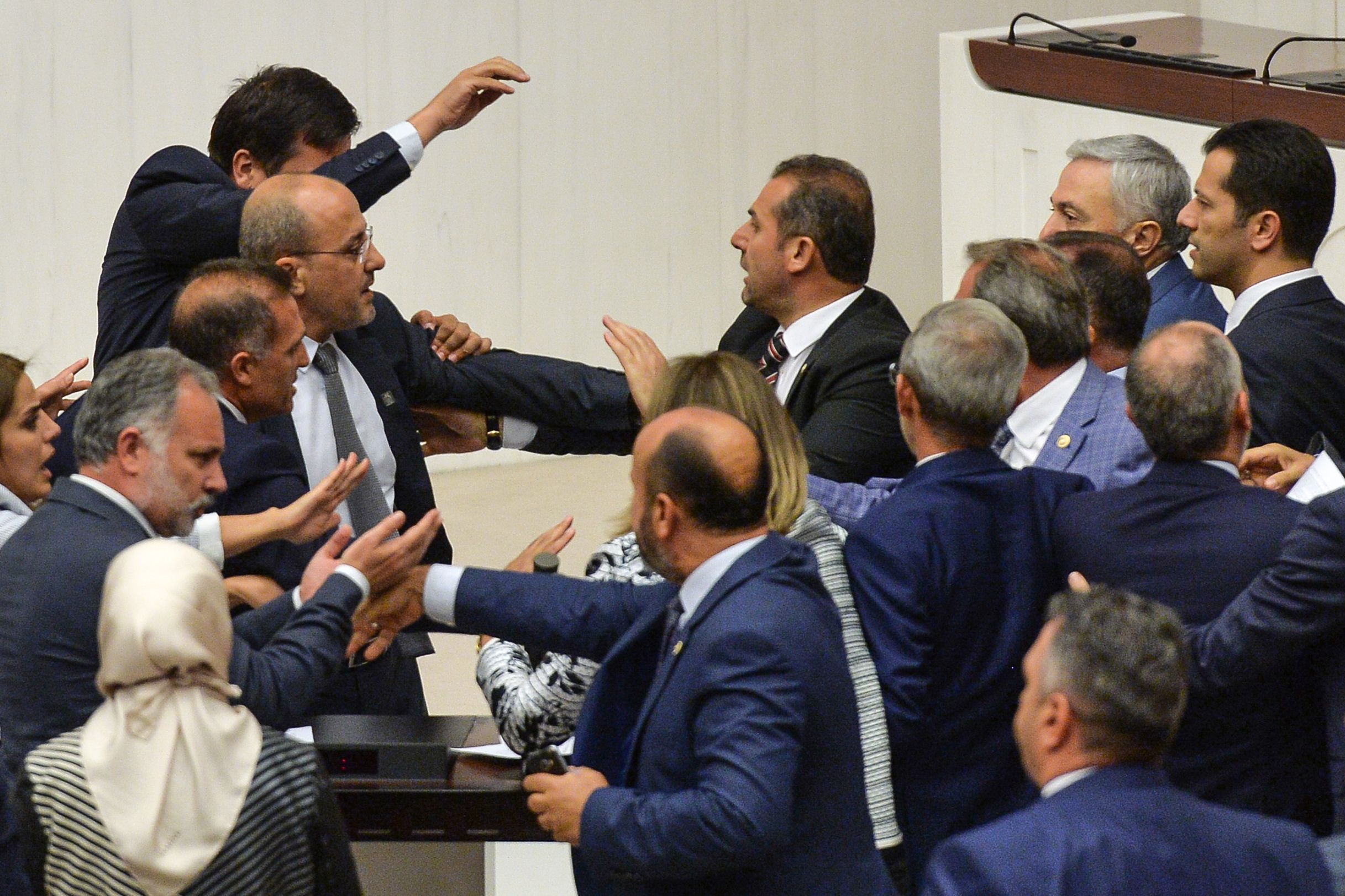  مشاجرة داخل البرلمان التركى 