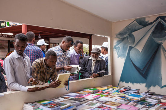 شباب صوماليون خلال معرض الكتاب 