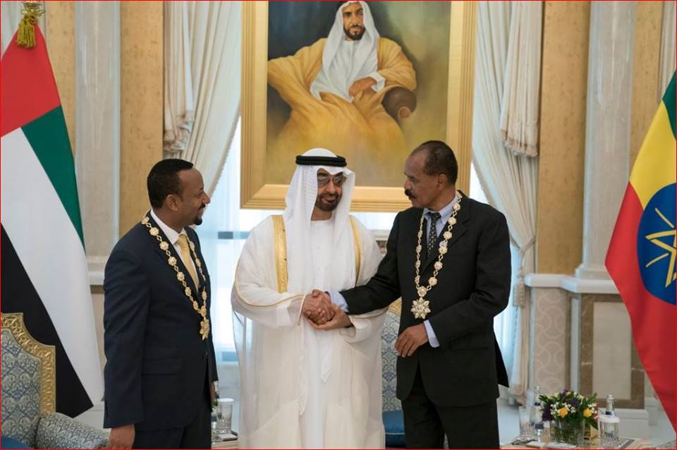 بن زايد قلد الرئيس الإريترى ورئيس وزراء أثيوبيا بوسام زايد
