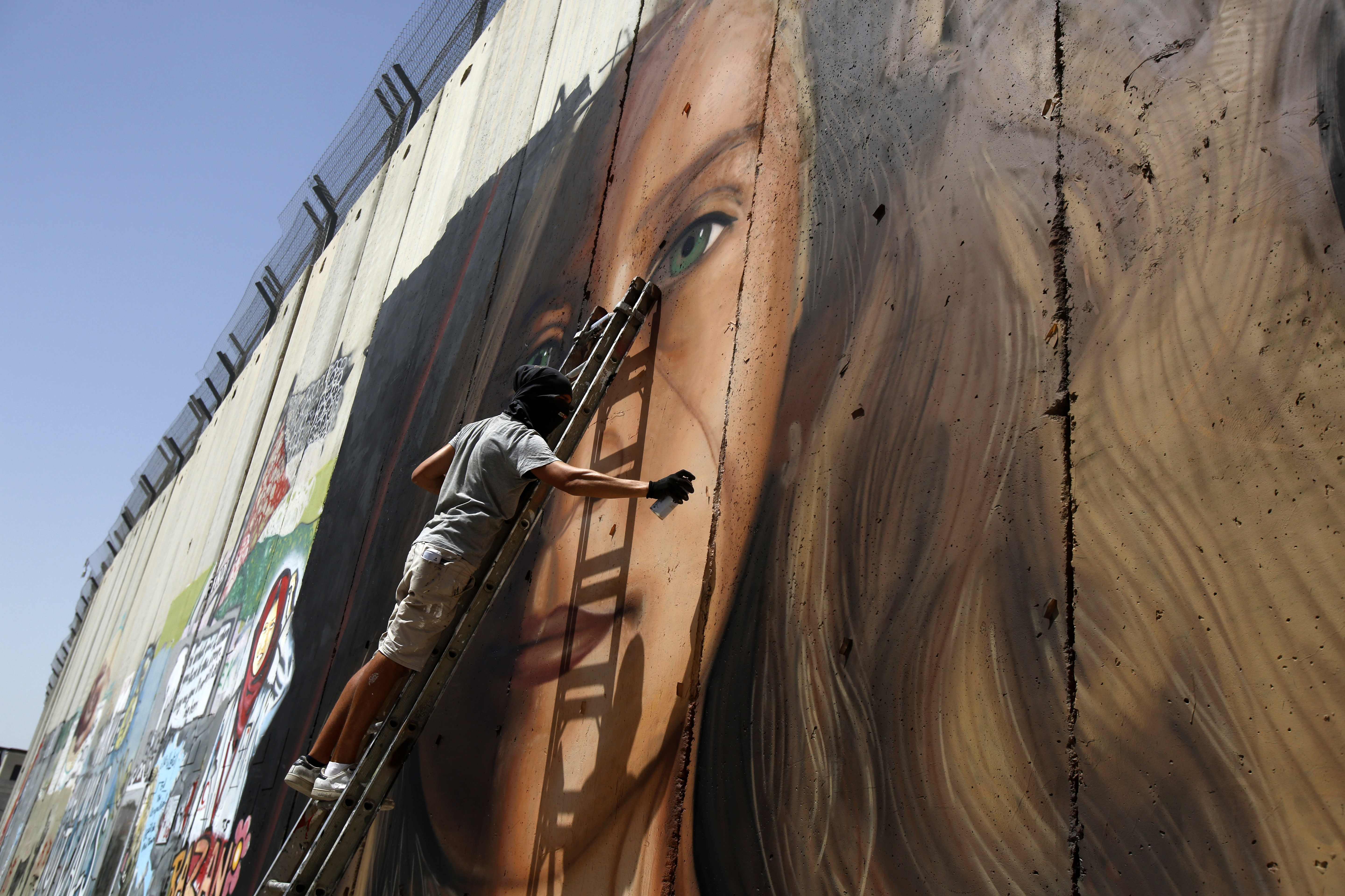 لوحة للفلسطينية عهد التميمى