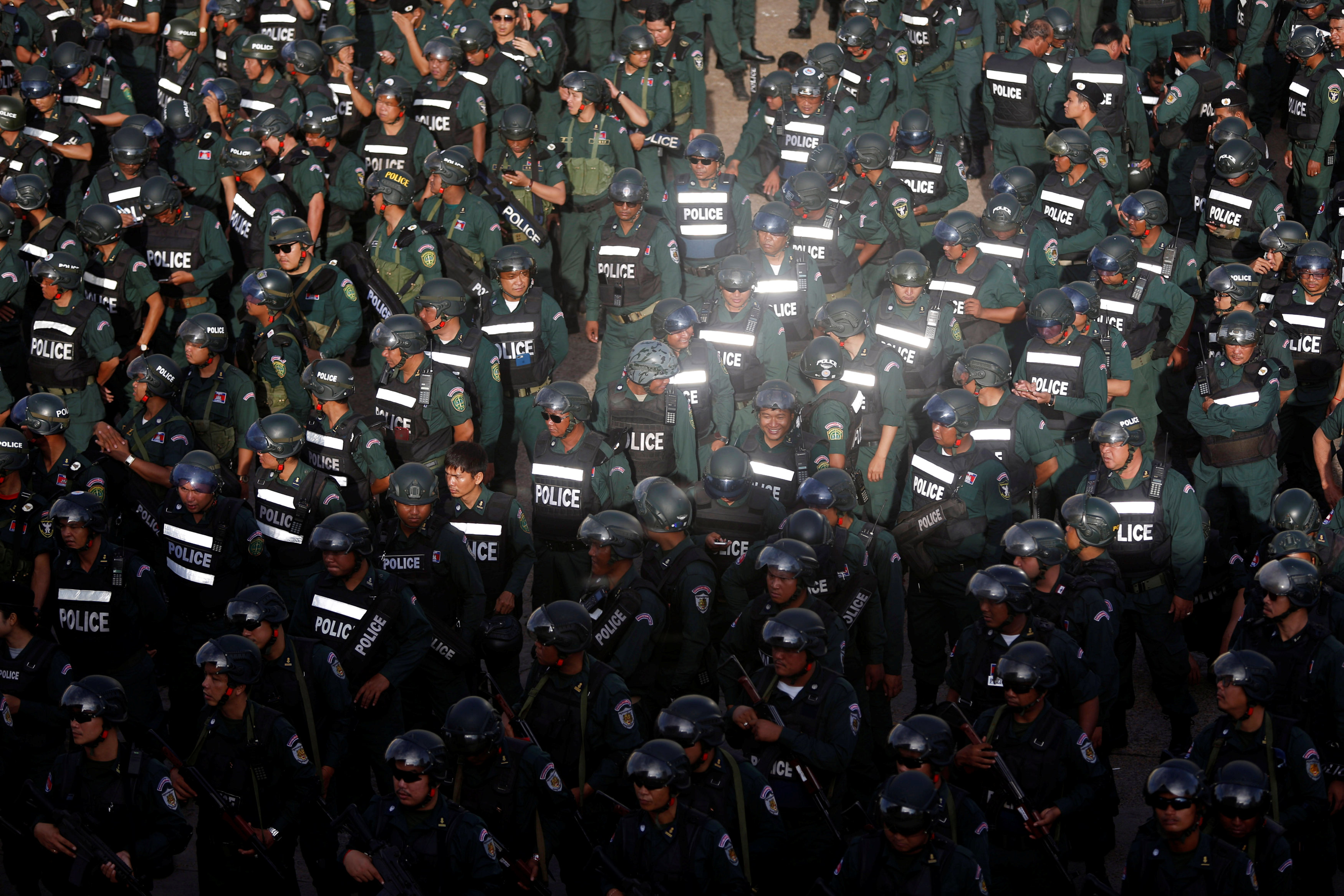 جانب من استعراض قوات الأمن فى كمبوديا للقوة 